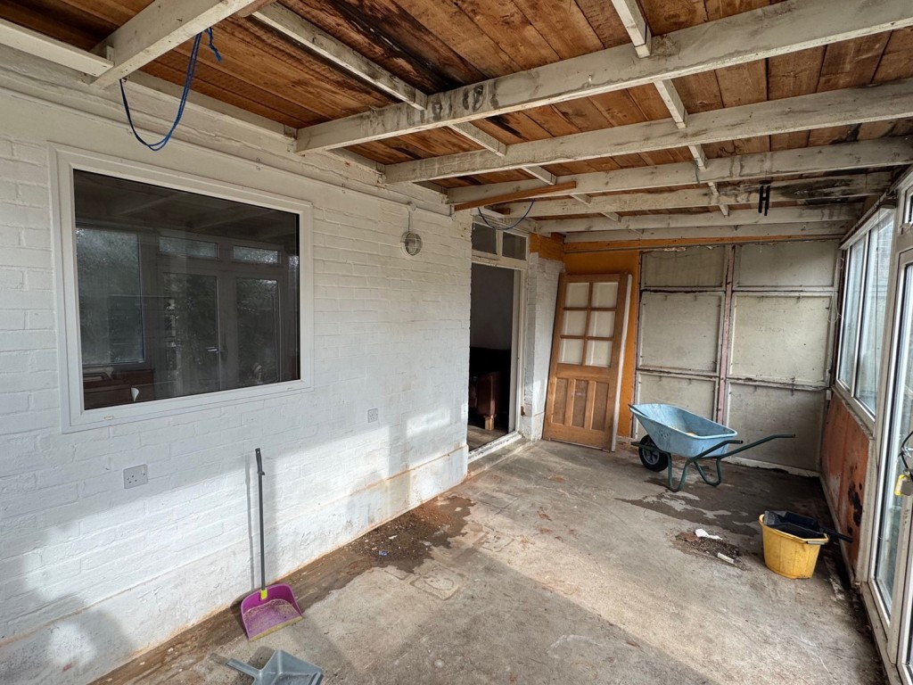 Lot: 58 - DETACHED HOUSE FOR IMPROVEMENT - Conservatory